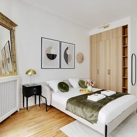 Chic & Spacious 2bdr - 4p - Av Suffren Tour Eiffel Lägenhet