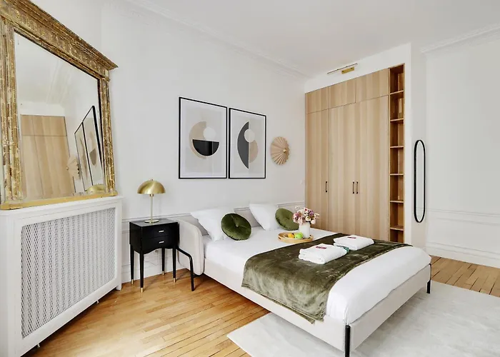 Chic & Spacious 2bdr - 4p - Av Suffren Tour Eiffel Lägenhet